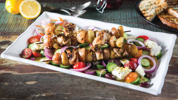 Kebabs grillés avec pommes de terre grelots et salade grecque