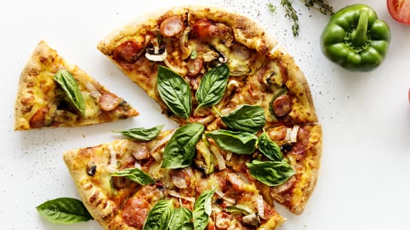 Pizza à la saucisse et fromage scamorza