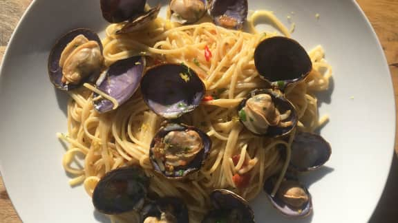 Spaghetti alle vongole (spaghetti aux palourdes)