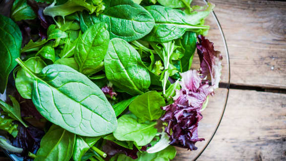 Faudrait-il manger la salade avant ou après un repas ? La réponse pourrait vous surprendre