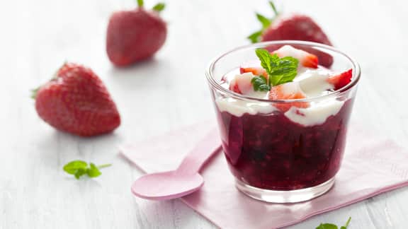 Verrine fraises-rhubarbe et crème de cassis