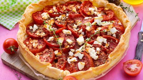 Tarte aux tomates confites, oignons caramélisés, feta et thym