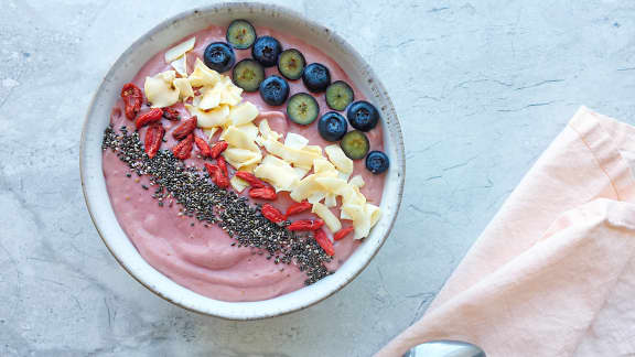 Bol de smoothie aux framboises, à l'avocat et à l'ananas