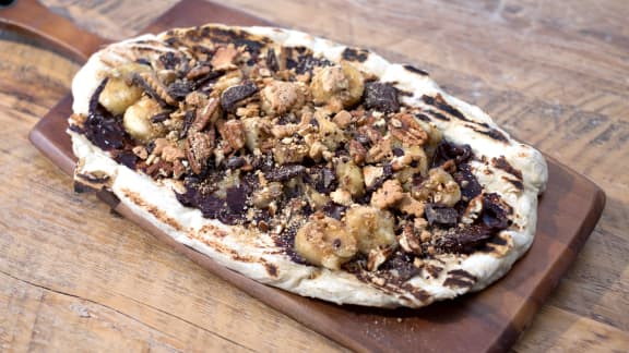 Pizza au crémeux de chocolat, bananes et pacanes