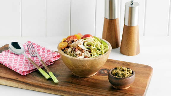Courgettes au poulet, pesto et tomates cerises jaunes et rouges