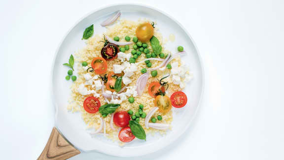Couscous aux petits pois, tomates cerises, basilic et feta