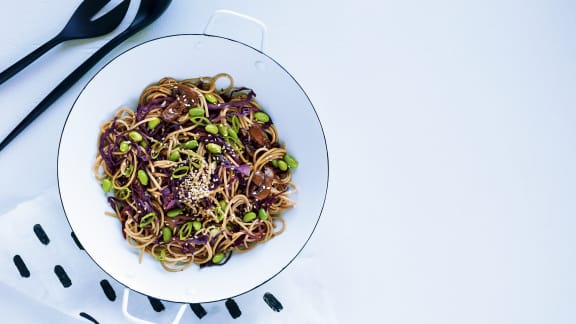 Nouilles soba au chou rouge et aux champignons café