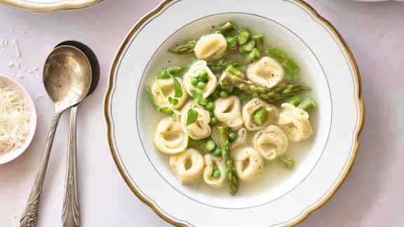 Soupe aux tortellinis et aux légumes printaniers