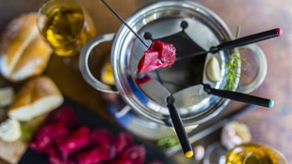 Qu'est-ce qu'on mange avec une fondue au fromage ?