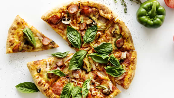 Mardi : Pizza à la saucisse et fromage scamorza