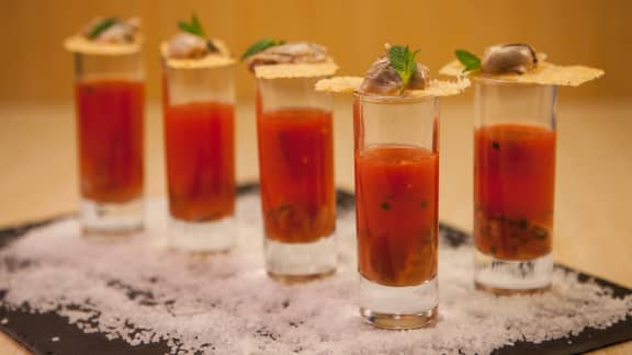 Bloody Caesar en shooter avec huîtres marinées