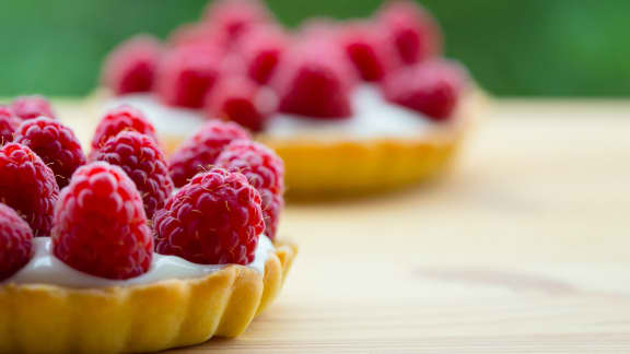 Tartelettes au citron frais, crème fouettée à la framboise