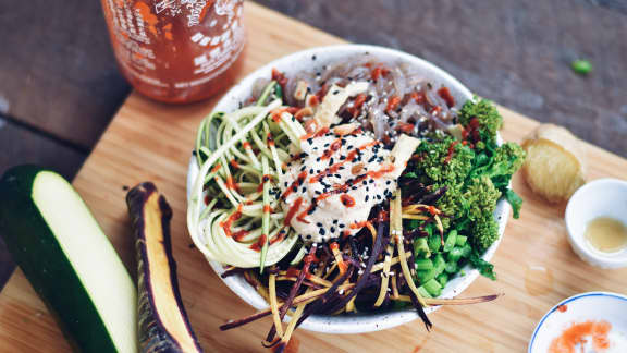 Nouilles asiatiques au tofu et légumes du moment