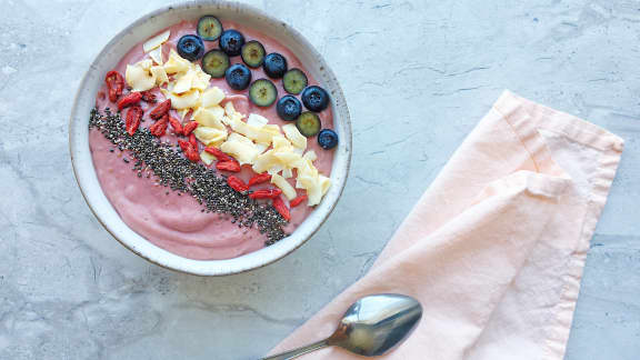 Bol de smoothie aux framboises, à l'avocat et à l'ananas