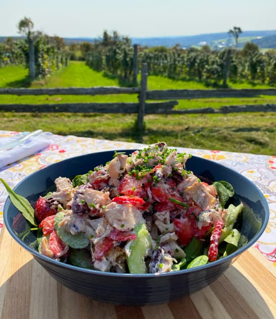 Salade au poulet, aux fraises et aux pacanes