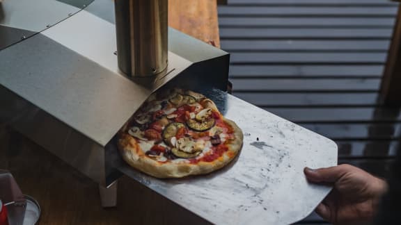 10 accessoires pratiques pour laver son four à pizza portatif