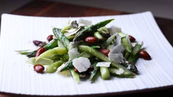 Salade d'asperges, garniture de Pecorino et de noix grillées