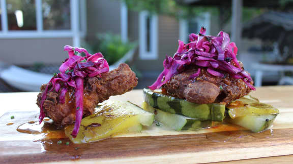 Poulet fumé frit, melon grillé et salade chou rouge