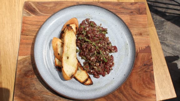 Tartare de boeuf BBQ aux jalapeños grillés