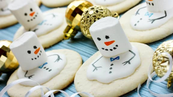 Décorer Des Biscuits Au Sucre De Noël Avec Du Glaçage Royal Et Des  Vermicelles.