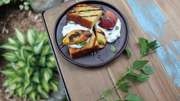 Ricotta au miel et à la vanille, quatre-quarts grillés et pêches grillées