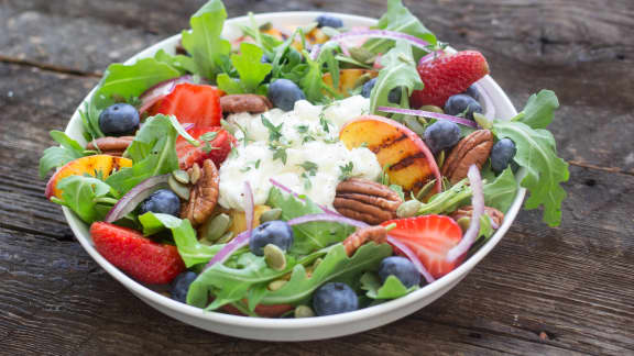 Salade fraîcheur à la roquette et aux petits fruits