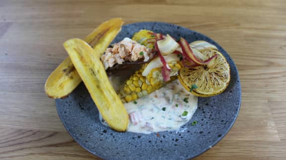 Truite grillée, maïs boucané, chips de plantain et peau de poisson croustillante