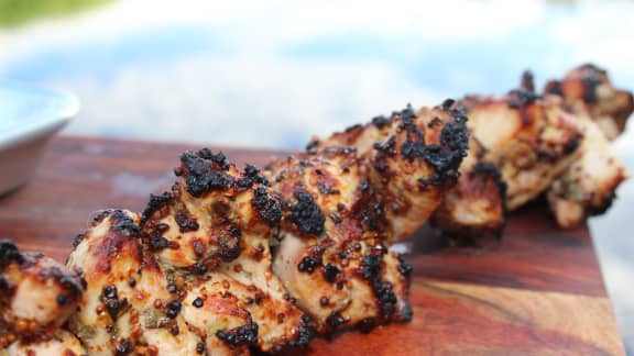 Brochettes de poulet marinées cuites sur braise