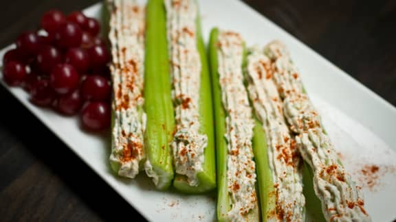 Bâtonnets de céleri et tartinade au fromage à la crème