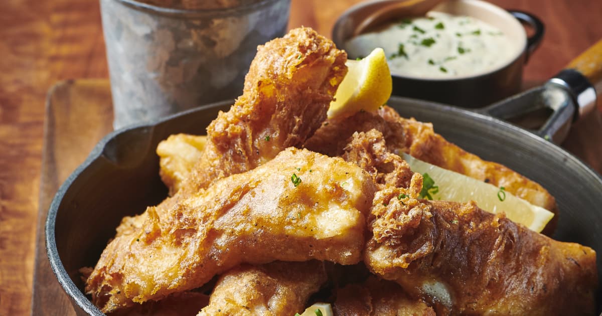 Fish and chips décadent avec sauce tartare maison aux cornichons à Zeste