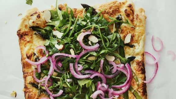 Tarte fine aux asperges & salade de roquette