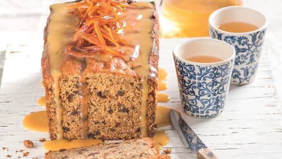 Gâteau à l'orange, aux dattes et aux noix, sauce caramel à l'orange