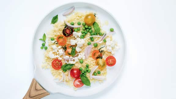 couscous aux petits pois, tomates cerises, basilic et feta