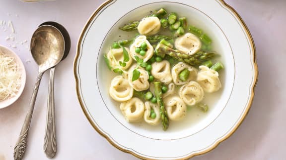 Soupe aux tortellinis et aux légumes printaniers