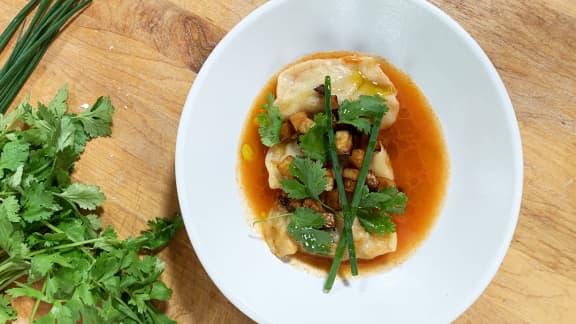 Dumplings à l’agneau et coriandre, bouillon de tomates et navets caramélisés