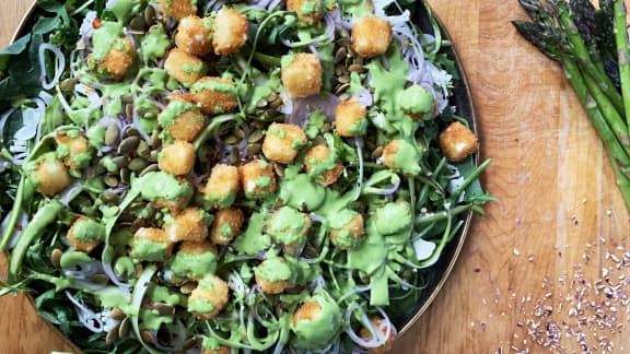 Salade verte, asperges, chou-fleur, croûtons de feta, vinaigrette aux herbes