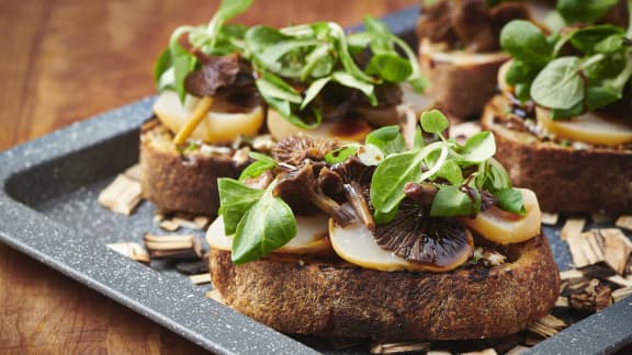 Toast au beurre de figue, aux pétoncles fumés et pickle de chanterelles
