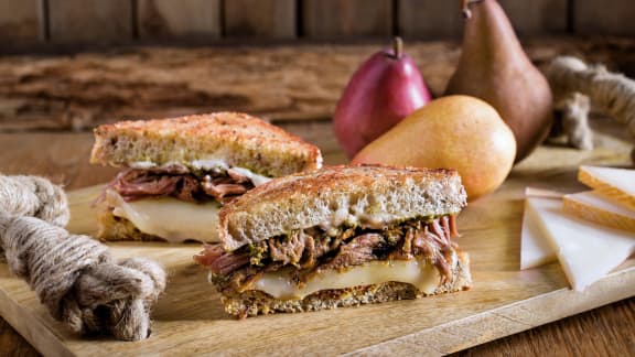 Restants d'agneau : Grilled cheese effiloché à l’agneau et au fromage