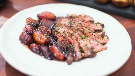 Bavette de bœuf grillée et échalotes françaises confites