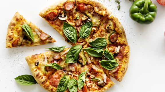 Pizza à la saucisse et fromage scamorza