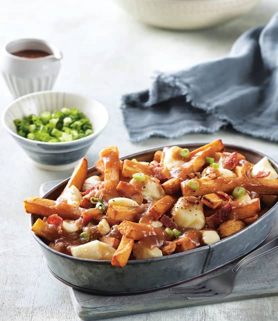 Poutine au vin rouge, aux oignons et au bacon