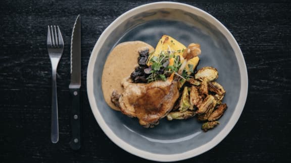 Jeudi : Cuisse canard confite avec pruneaux et rhum épicé, polenta gourmande, choux de Bruxelles frits