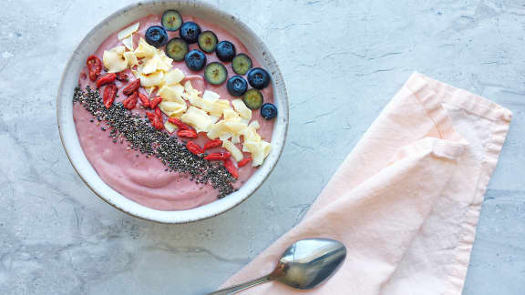 Bol de smoothie aux framboises, à l'avocat et à l'ananas