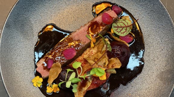 Magret de canard cuit sous-vide, panais, betterave, glace de viande au poivre des dunes