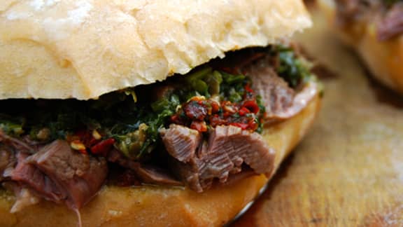 Bouilli avec salsa verde et sauce chili