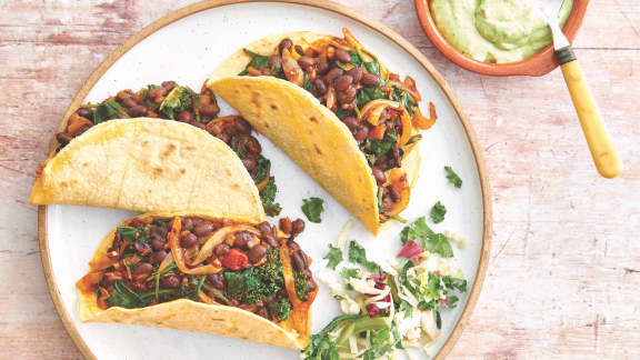 Tacos aux haricots noirs et au chili, sauce verte aux noix