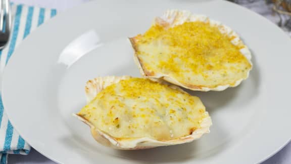 Coquilles Saint-Jacques avec sauce parisienne