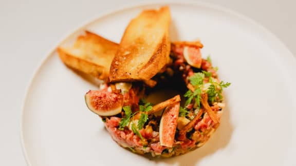 Tartare de veau aux figues et anchois