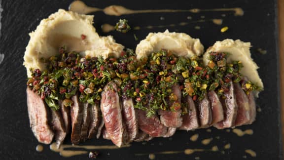 Tataki de bœuf Québécois, condiment de fruits séchés acidulé et relevé, émulsion à l’ail noir