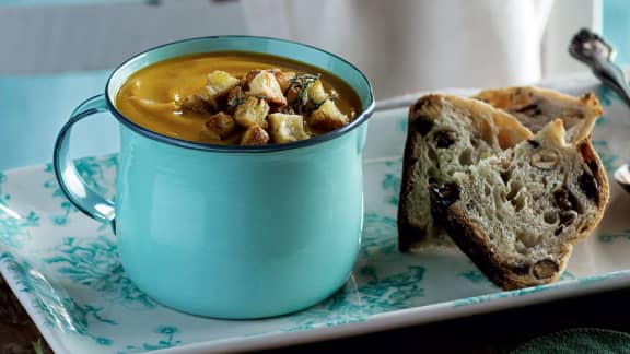 Potage aux patates douces, aux pommes vertes et au céleri-rave